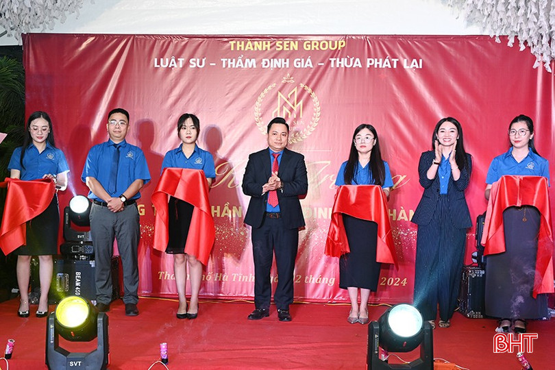 Các đại biểu thực hiện nghi thức cắt băng khai trương. bqbht_br_1-6610.jpg