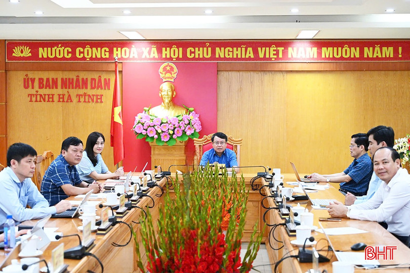 Phó Chủ tịch UBND tỉnh Dương Tất Thắng điều hành điểm cầu tỉnh Hà Tĩnh. bqbht_br_2.jpg