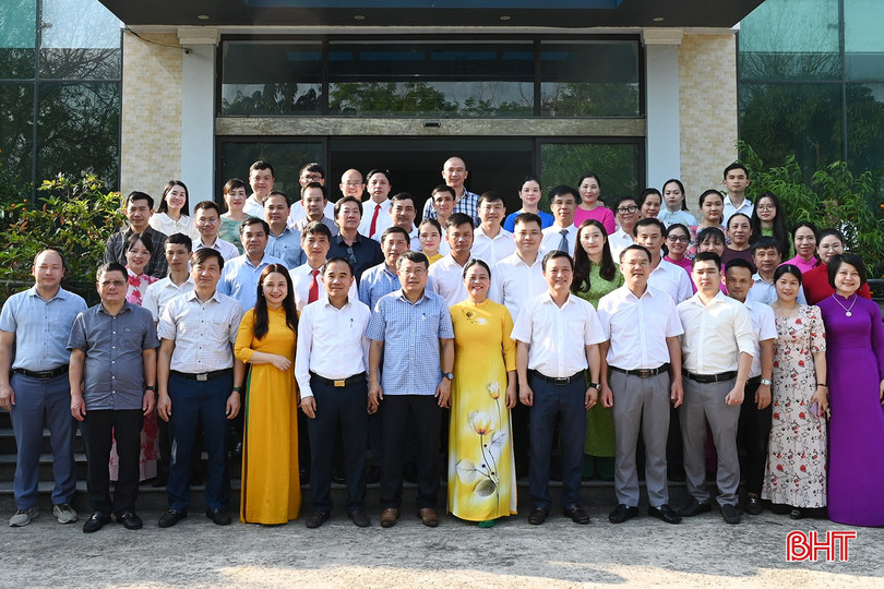 Các đồng chí lãnh đạo tỉnh, Sở KH&CN chụp ảnh lưu niệm cùng cán bộ, viên chức Trung tâm KHCN và Chuyển đổi số. bqbht_br_1.jpg