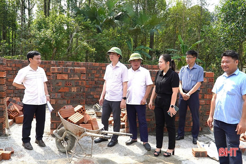 Ngày 23/4, Bí thư Huyện ủy Hương Khê Nguyễn Thanh Điện đi kiểm tra, đôn đốc các địa phương và hộ gia đình tập trung đẩy nhanh tiến độ thực hiện xây dựng nhà ở theo chương trình xóa nhà tạm, nhà dột nát. bqbht_br_3-4276.jpg