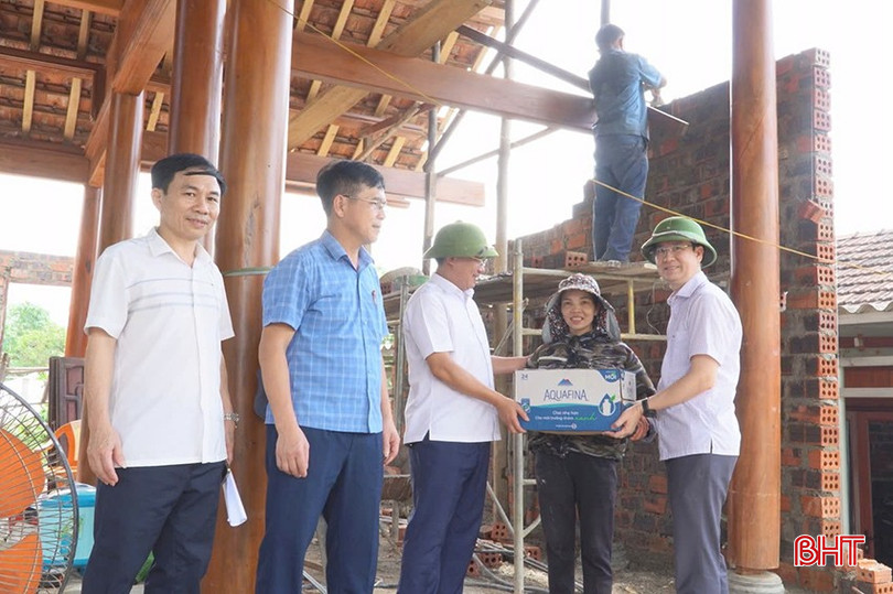 Bí thư Huyện ủy Nguyễn Thanh Điện động viên các gia đình đẩy nhanh tiến độ xây dựng. bqbht_br_1-6275.jpg