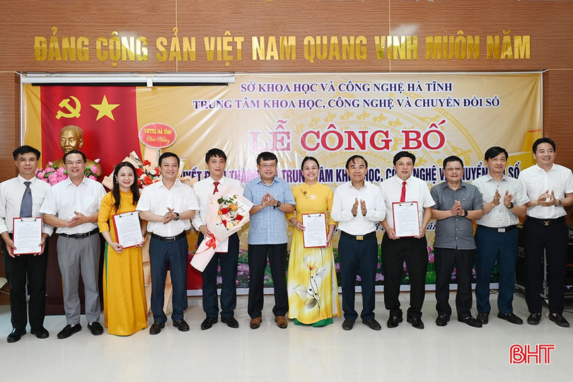 Phó Chủ tịch UBND tỉnh Dương Tất Thắng và lãnh đạo Sở KH&CN trao các quyết định, tặng hoa chúc mừng trung tâm. bqbht_br_4.jpg