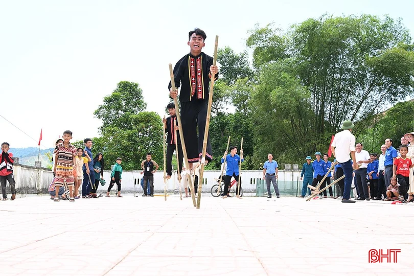 Bà con dân bản và các đơn vị, tổ chức giao lưu trò chơi truyền thống trong ngày tết.