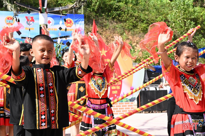 Các em thiếu nhi giao lưu nhảy sạp. 14.jpg
