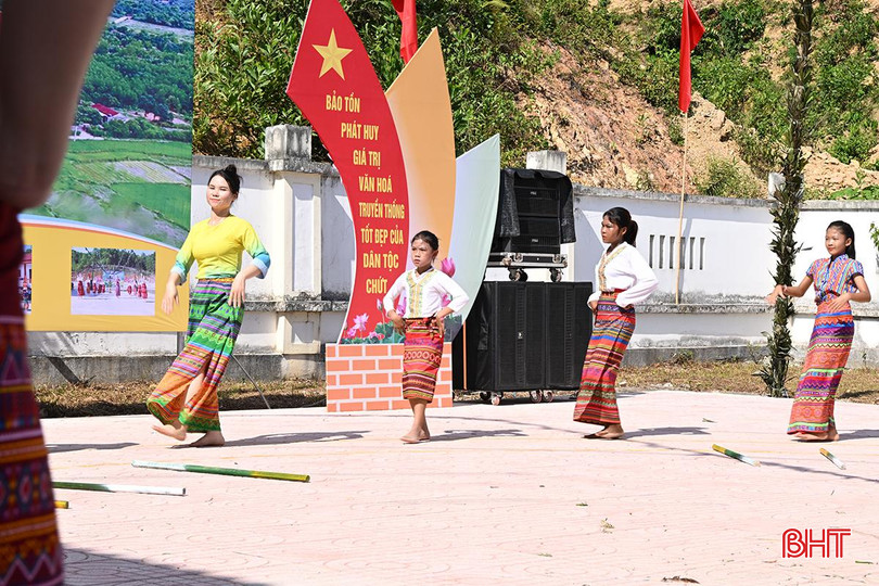 Sau phần lễ, đồng bào tham gia phần hội, thể hiện các điệu nhảy múa truyền thống. 11.jpg