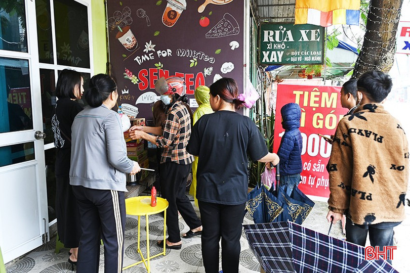 Nhiều người nghèo đã biết và đến cửa tiệm "mua" hàng. bqbht_br_2.jpg