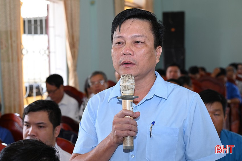 Cử tri Nguyễn Văn Luận - Chủ tịch UBND xã Hương Trà phản ánh thực trạng tai nạn giao thông trên địa bàn. 3-1154.jpg