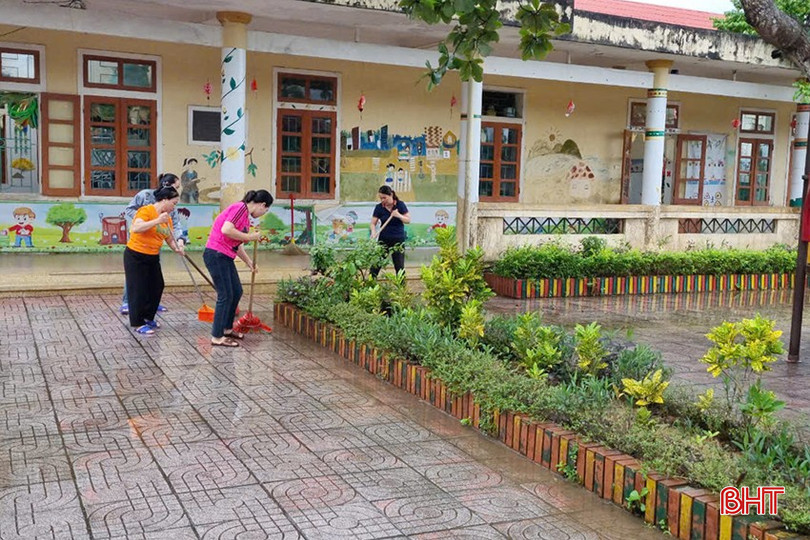Giáo viên các trường học duy trì chế độ trực để ứng phó với mưa lũ. 3.jpg