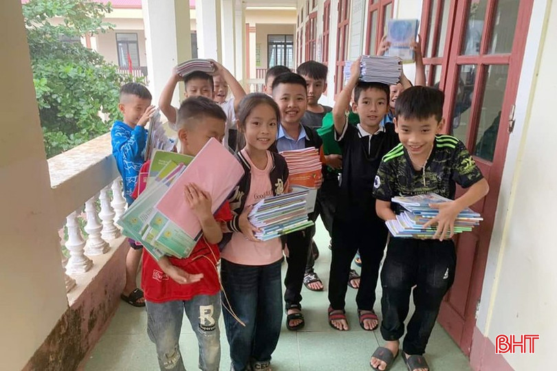 Trước thông tin tình hình thiên tai, giáo viên và học sinh ở Hương Khê đã chủ động chuyển sách vở, thiết bị, đồ dùng dạy học lên nơi cao tránh lũ. 1.jpg