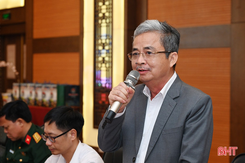 Ông Nguyễn Anh Tuấn - Giám đốc Công ty CP Cảng quốc tế Lào - Việt báo cáo công tác chuẩn bị lễ khánh thành bến số 3. bqbht_br_1-1212.jpg