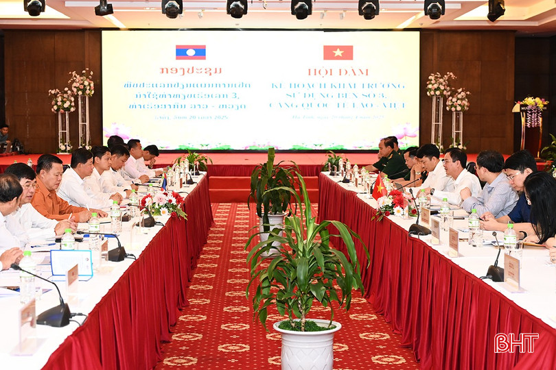 Thượng tướng Vông Khăm Phôm Mạ Kon - Thứ trưởng Bộ Quốc phòng Lào và Phó Chủ tịch UBND tỉnh Hà Tĩnh Trần Báu Hà chủ trì buổi làm việc. bqbht_br_3.jpg