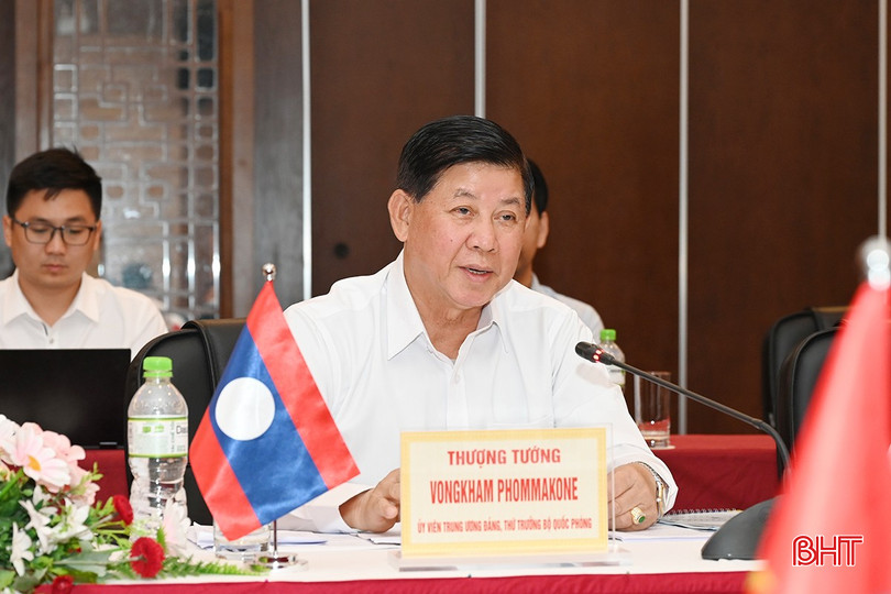 Thượng tướng Vông Khăm Phôm Mạ Kon phát biểu tại buổi làm việc. bqbht_br_5-9554.jpg