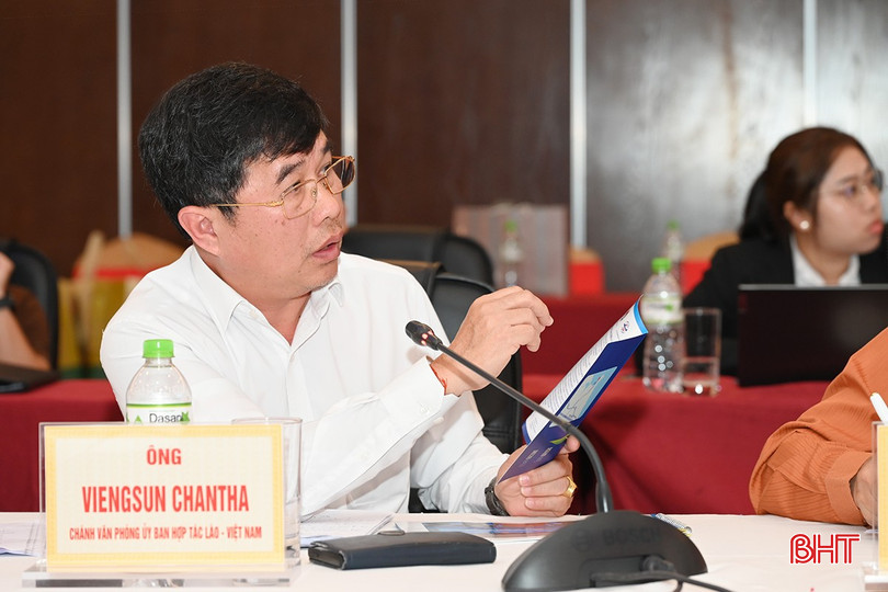 Đại diện Ủy ban Hợp tác Lào - Việt Nam (nước CHDCND Lào) góp ý chương trình khai trương bến số 3. bqbht_br_6.jpg
