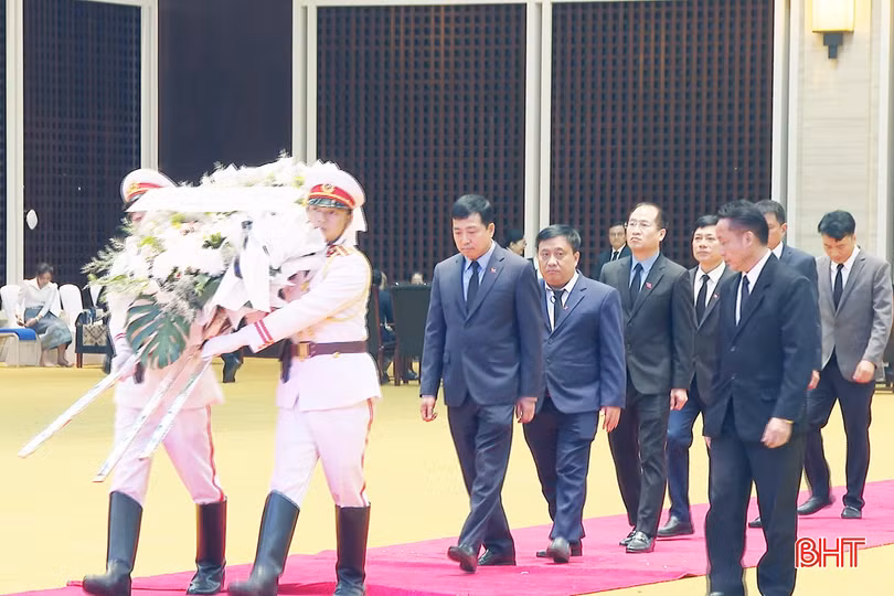 Đoàn lãnh đạo tỉnh Hà Tĩnh viếng đồng chí Khamtay Siphandone tại Thủ đô Viêng Chăn, chiều 3/4.