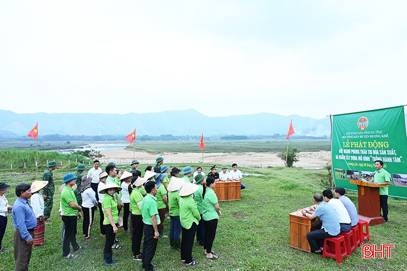 Chương trình ra quân sản xuất vụ đông được Hội Nông dân Hương Khê tổ chức trên đồng ruộng. 3-441.jpg