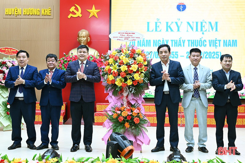 Lãnh đạo Sở Y tế, Trung Tâm Kiểm soát bệnh tật tỉnh tặng hoa chúc mừng các đơn vị y tế trên địa bàn huyện. bqbht_br_7.jpg