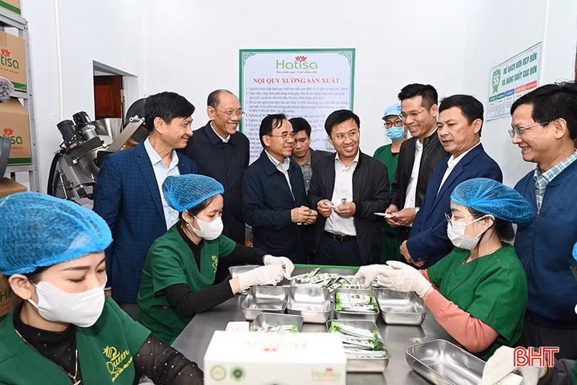 Cùng với thực hiện chủ trương lớn của Trung ương, tỉnh, Sở KH&amp;CN tập trung triển khai hiệu quả các nhiệm vụ đã đề ra, không vì sắp xếp tổ chức bộ máy mà xảy ra tâm lý lơ là công việc. (Trong ảnh: Phó Chủ tịch UBND tỉnh Lê Ngọc Châu và lãnh đạo Sở KH&amp;CN kiểm tra một số mô hình ứng dụng KH&amp;CN cao tại TP Hà Tĩnh).