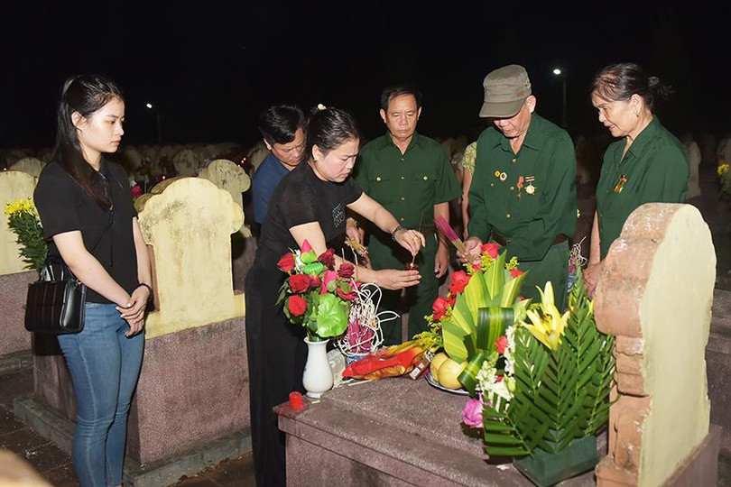 Những nén hương thơm được kính dâng lên các anh, các chị như lời nhắc nhở thế hệ hôm nay về truyền thống yêu nước, lòng tự hào dân tộc, về trách nhiệm phải sống, học tập, lao động, bảo vệ Tổ quốc, xứng đáng với sự hy sinh của lớp lớp các thế hệ cha anh. 3.jpg
