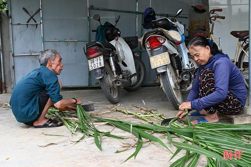 Ông Trần Quốc Việt - một người dân trong thôn chia sẻ: Làm nông thôn mới ai nấy cũng đều phấn khởi, vui vẻ vì quê hương ngày càng đẹp lên. 4.jpg