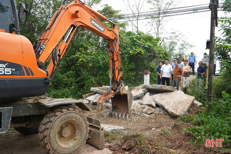 Xã Hương Thủy vừa phối hợp tổ chức lực lượng, huy động máy móc phá bỏ 2 lối đi tự mở qua đường sắt. bqbht_br_1-4264.jpg