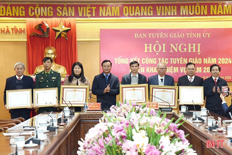 Ông Trần Minh Lục (người thứ 3 bên phải) nhận bằng khen của Thủ tướng Chính phủ vì có thành tích tiêu biểu, điển hình trong học tập và làm theo tư tưởng, đạo đức, phong cách Hồ Chí Minh năm 2024. bqbht_br_1.jpg