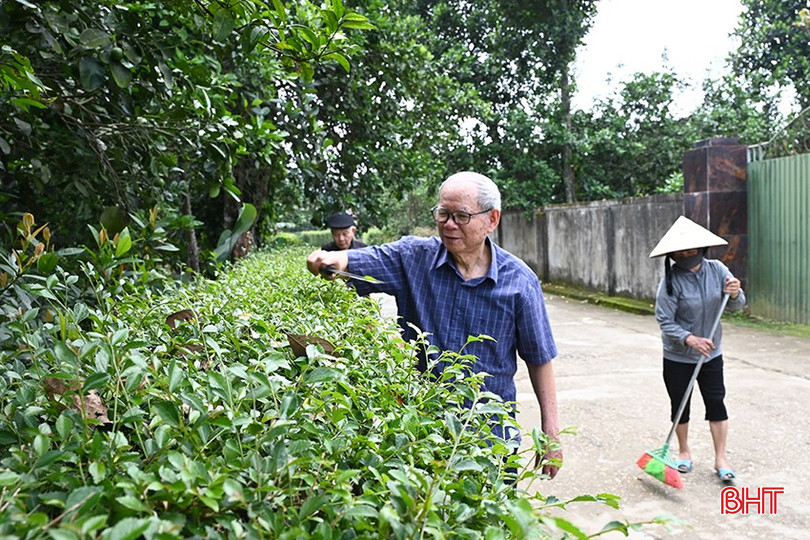 Ông Lục và các cụ cao tuổi đóng góp lớn cho phong trào xây dựng nông thôn mới ở địa phương. bqbht_br_2.jpg