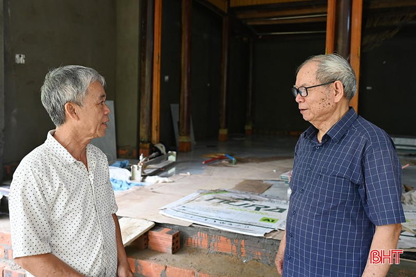 Ông Trần Minh Lục (bên phải) thường xuyên nắm bắt tình hình tại địa phương và vận động người cao tuổi tham gia tổ chức hội. bqbht_br_4.jpg