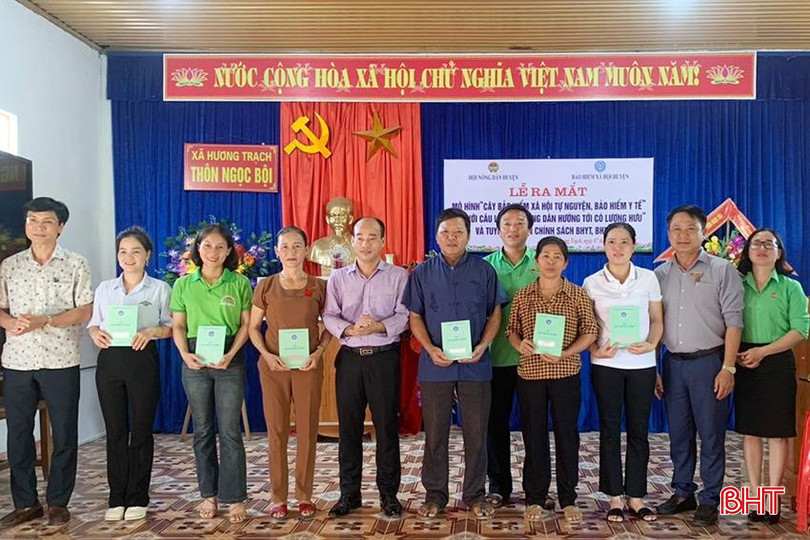 Người dân thôn Ngọc Bội, xã Hương Trạch đón nhận sổ BHXH. 2.jpg