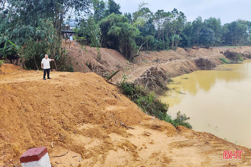 Ông Trần Đình Hậu – thôn 5, xã Hà Linh tiên phong hiến gần 700m2 đất cho dự án. bqbht_br_4.jpg