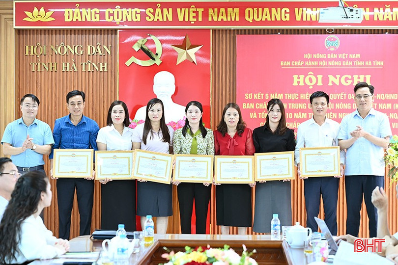 ...và tập thể các xã có nhiều đóng góp trong công tác thực hiện các nghị quyết của Trung ương và của tỉnh. 6-5584.jpg