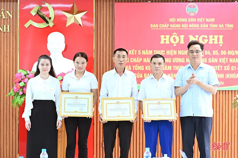 Hội Nông dân tỉnh trao bằng khen cho các chi hội nghề nghiệp có đóng góp trong công tác thực hiện các nghị quyết. 5-8970.jpg