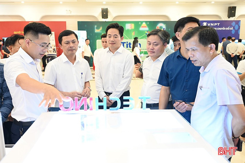 Phó Chủ tịch UBND tỉnh Lê Ngọc Châu và lãnh đạo Vụ Kinh tế số và Xã hội số (Bộ TT&TT) tham quan gian hàng giới thiệu giải pháp phát triển kinh tế số Hà Tĩnh (tháng 8/2024) 2-3165.jpg