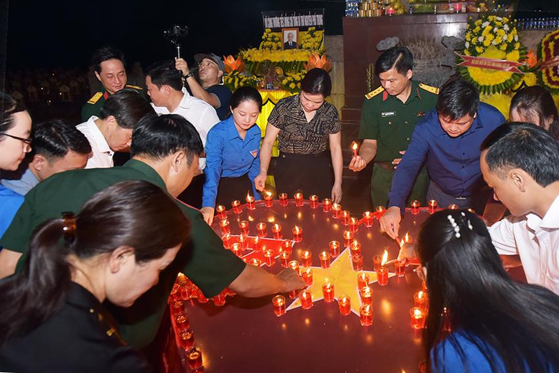 Để bày tỏ lòng tiếc thương, tưởng nhớ đồng chí Tổng Bí thư Nguyễn Phú Trọng và công lao to lớn, sự hy sinh anh dũng của các anh hùng liệt sĩ, các đại biểu dâng hương tại đài tưởng niệm và thắp nến biểu tượng “Trái tim bất tử”. 1.jpg