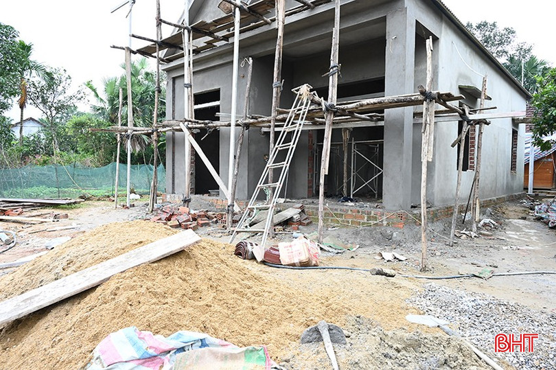 Từ sự hỗ trợ 70 triệu đồng do Ủy ban MTTQ tỉnh kêu gọi, anh Anh đã mạnh dạn vay mượn thêm từ người thân để xây dựng căn nhà mới. bqbht_br_2-6722.jpg