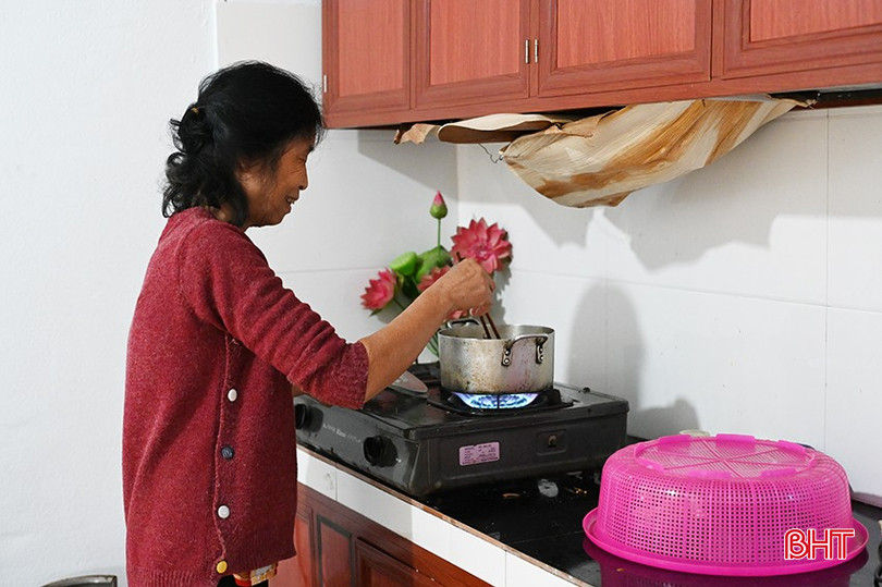 Bà Huệ phấn khởi trong căn nhà mới. bqbht_br_5-7371.jpg