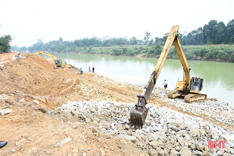 Đến nay, khối lượng thực hiện công trình khắc phục sạt lở bờ sông Ngàn Sâu đạt gần 50% giá trị hợp đồng. bqbht_br_5.jpg