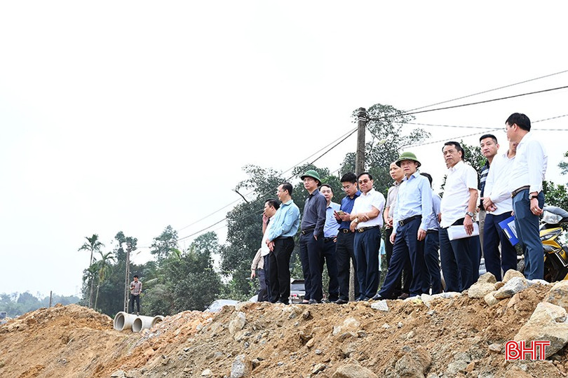 Đoàn kiểm tra đoạn tuyến thôn 2. bqbht_br_4.jpg