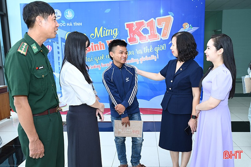 Đức được Bộ đội Biên phòng tỉnh Hà Tĩnh hỗ trợ mỗi tháng 1,5 triệu đồng và Trường Đại học Hà Tĩnh miễn học phí, hỗ trợ chỗ ở miễn phí. 2.jpg