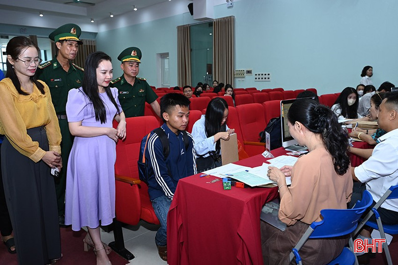 Đức được thầy cô và bạn bè quan tâm, chia sẻ, hỗ trợ nhập học tại Trường Đại học Hà Tĩnh. 3.jpg