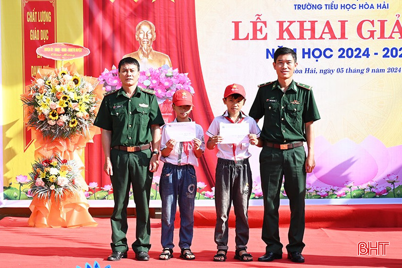 Dịp này, Đồn Biên phòng Hòa Hải cũng trao học bổng cho 2 học sinh Trường Tiểu học Hòa Hải. 1.jpg
