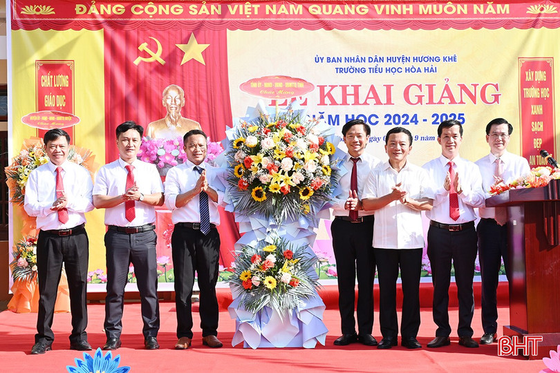Phó Chủ tịch HĐND tỉnh Trần Văn Kỳ, đại diện lãnh đạo Sở GD&ĐT, huyện Hương Khê tặng hoa chúc mừng giáo viên và học sinh Trường Tiểu học Hòa Hải. 2.jpg