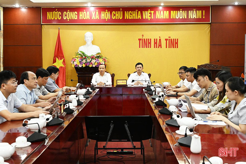 Phó Chủ tịch UBND tỉnh Lê Ngọc Châu, Giám đốc Sở Ngoại vụ Thái Phúc Sơn điều hành điểm cầu Hà Tĩnh. 5.jpg
