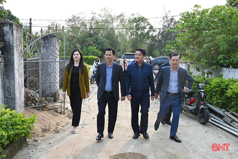 Chủ tịch Ủy ban MTTQ tỉnh Hà Tĩnh Trần Nhật Tân kiểm tra tiến độ xóa nhà tạm, nhà dột nát. bqbht_br_5.jpg