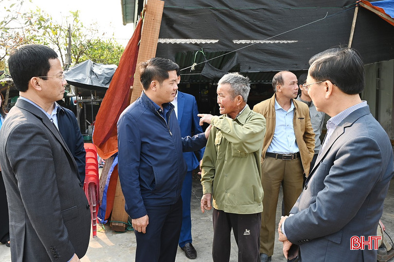 Đoàn đến kiểm tra công trình tại gia đình ông Võ Văn Lạc... bqbht_br_2.jpg