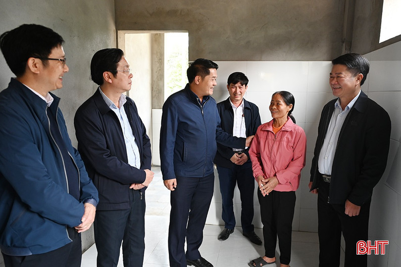 Chủ tịch Ủy ban MTTQ tỉnh Trần Nhật Tân và đoàn công tác kiểm tra nhà ở hộ ông Phan Thế Sơn... bqbht_br_4.jpg