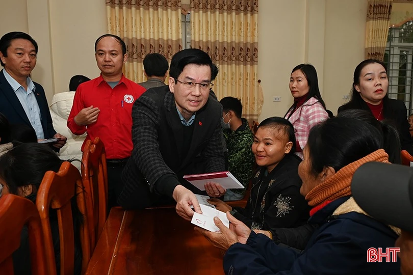 Lãnh đạo huyện Hương Khê trao quà tết cho các hoàn cảnh khó khăn