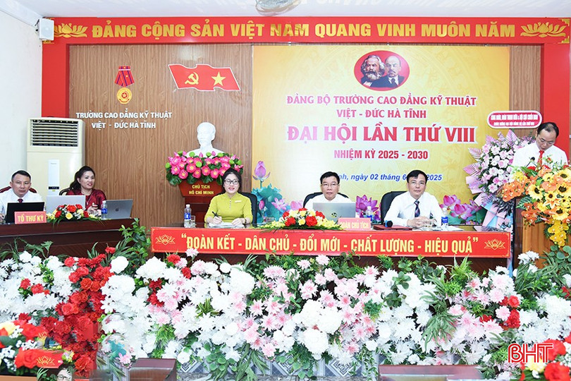 Đoàn chủ tịch điều hành đại hội. bqbht_br_a4.jpg