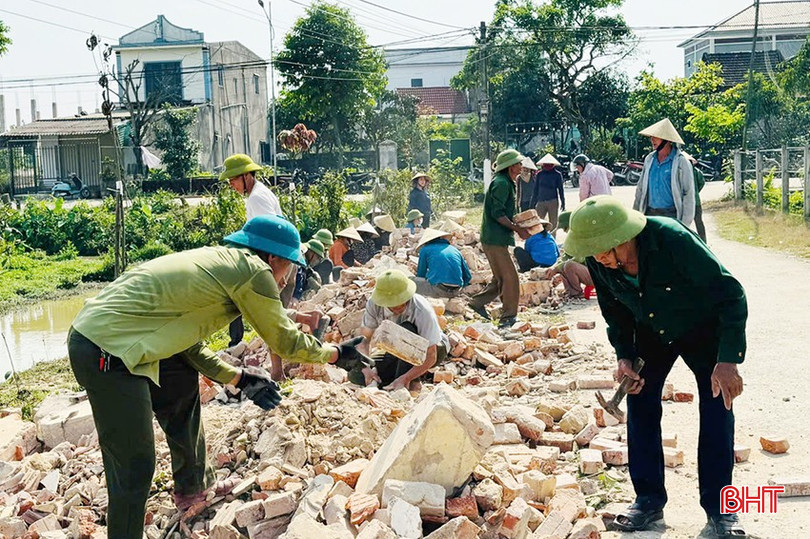 Làng Đại Tăng, xã Cẩm Thạch (Cẩm Xuyên) tháo dỡ trường học cũ để thu gom gạch đá, tái sử dụng trên các công trình phúc lợi địa phương. bqbht_br_1.jpg