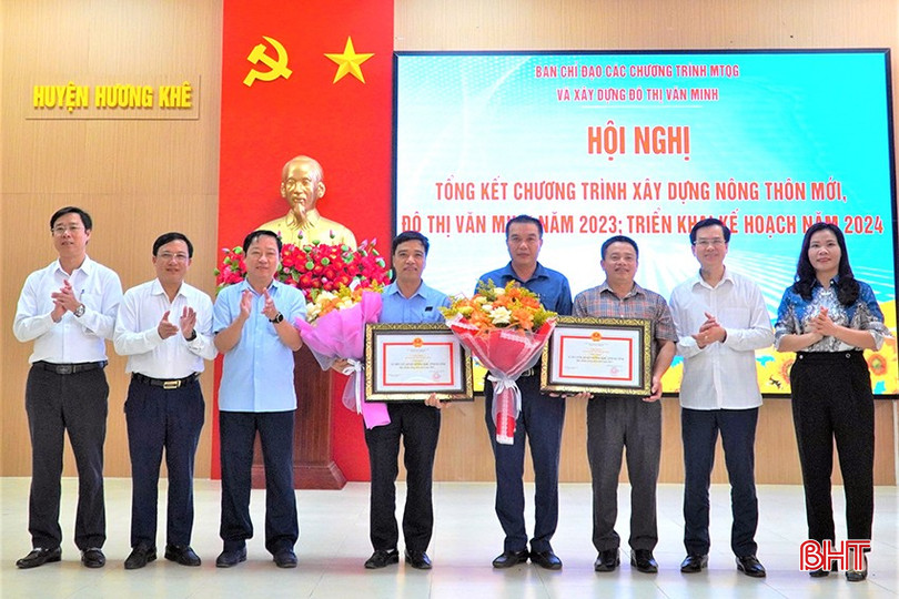 Sau gần 2 năm công tác, đến cuối năm 2023, anh Bùi Ngọc Du (người đứng thứ 4 từ phải qua) đã góp phần cùng xã Hà Linh về đích nông thôn mới. bqbht_br_5.jpg