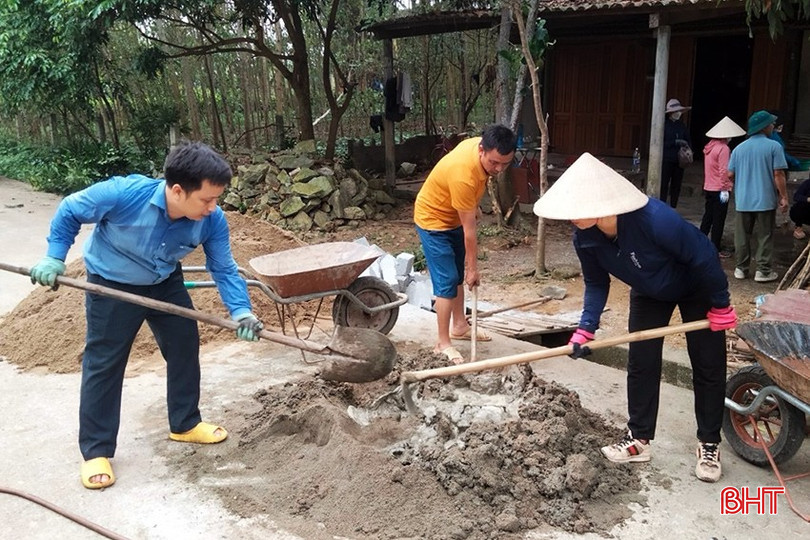 Anh Dương Ngọc Hoàng (người bên trái) thường xuyên về cơ sở, từ đó xây dựng mối quan hệ gắn bó và thân mật, tạo niềm tin trong Nhân dân. bqbht_br_2.jpg
